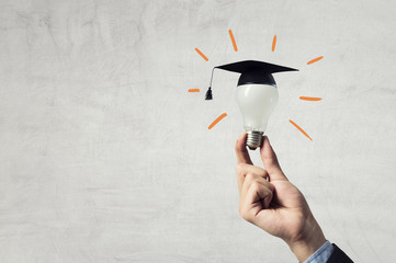 一个为建设新中国做出贡献的名人故事简便