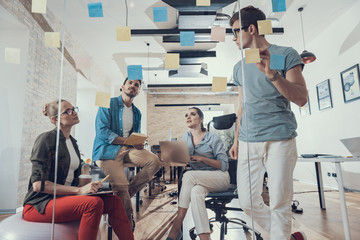 一个为建设新中国做出贡献的名人故事简便