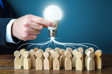 一个为建设新中国做出贡献的名人故事简便